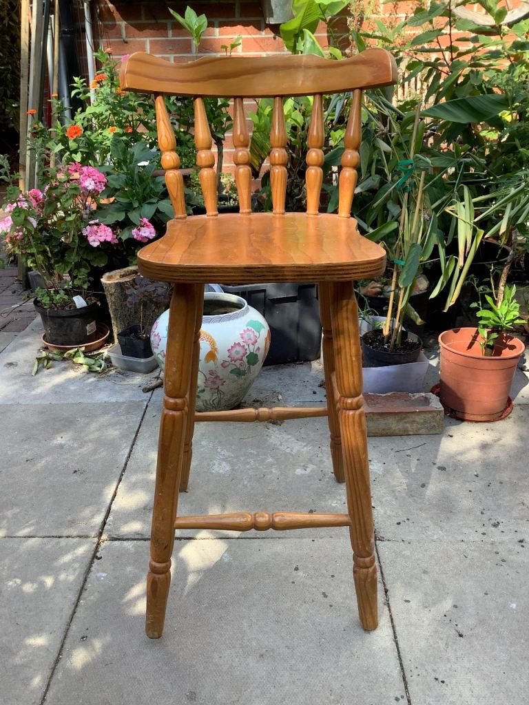 Modern pine spindle back breakfast bar/ cocktail chair with spindle turned supports 