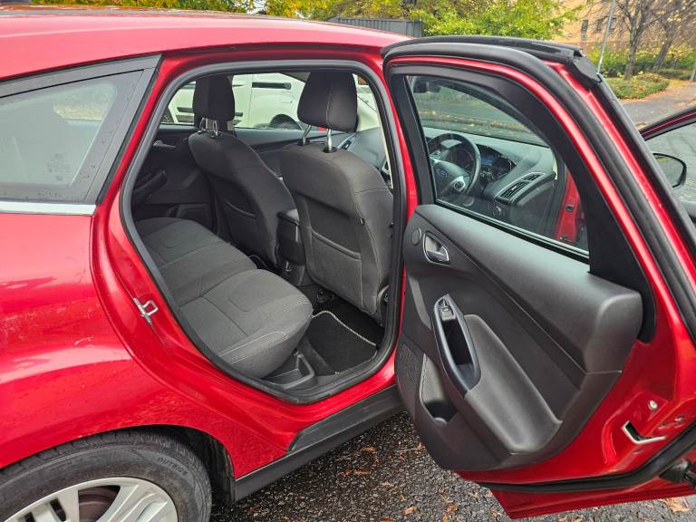 2014 FORD FOCUS TITANIUM NAVIGATOR 1596cc PETROL AUTOMATIC 6 Speed 5 DOOR HATCHBACK