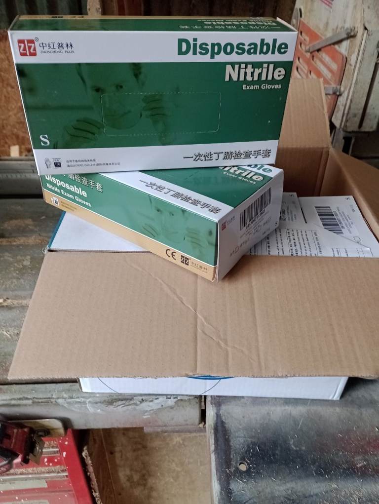 Disposable nitrile gloves 