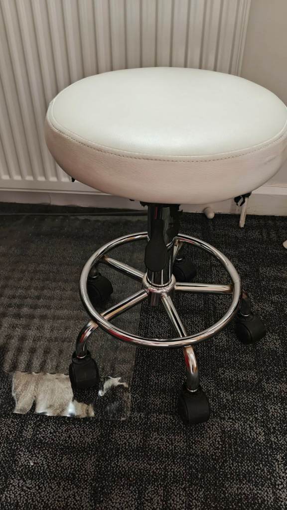 White Swivel Stool with Chrome Base – Good Condition