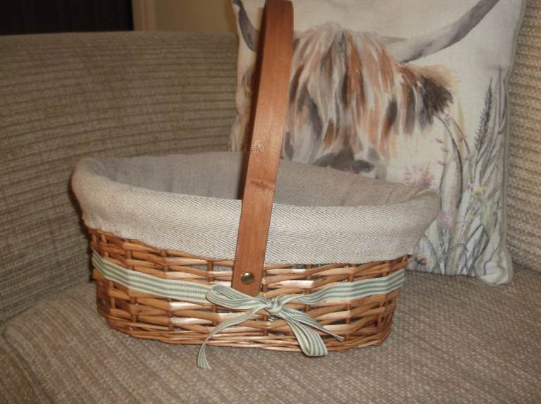 Lovely Wicker Basket with adjustable Handle and removeable Herringbone Tweed Lining and Ribbon