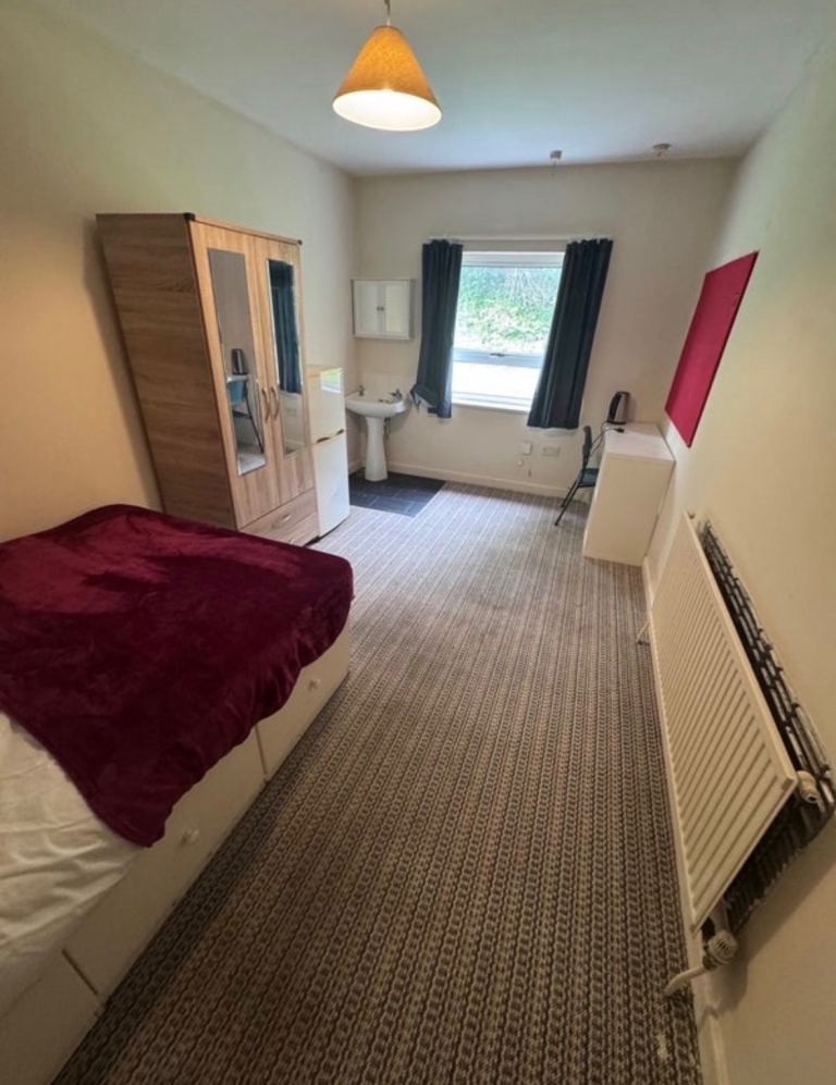 Room Available in Shared House – Great Value and Convenient Location