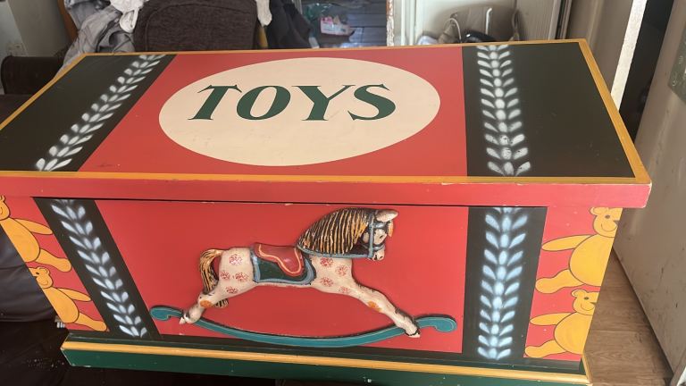 VINTAGE!! Wooden Toy Chest with Rocking Horse Design – Good Condition