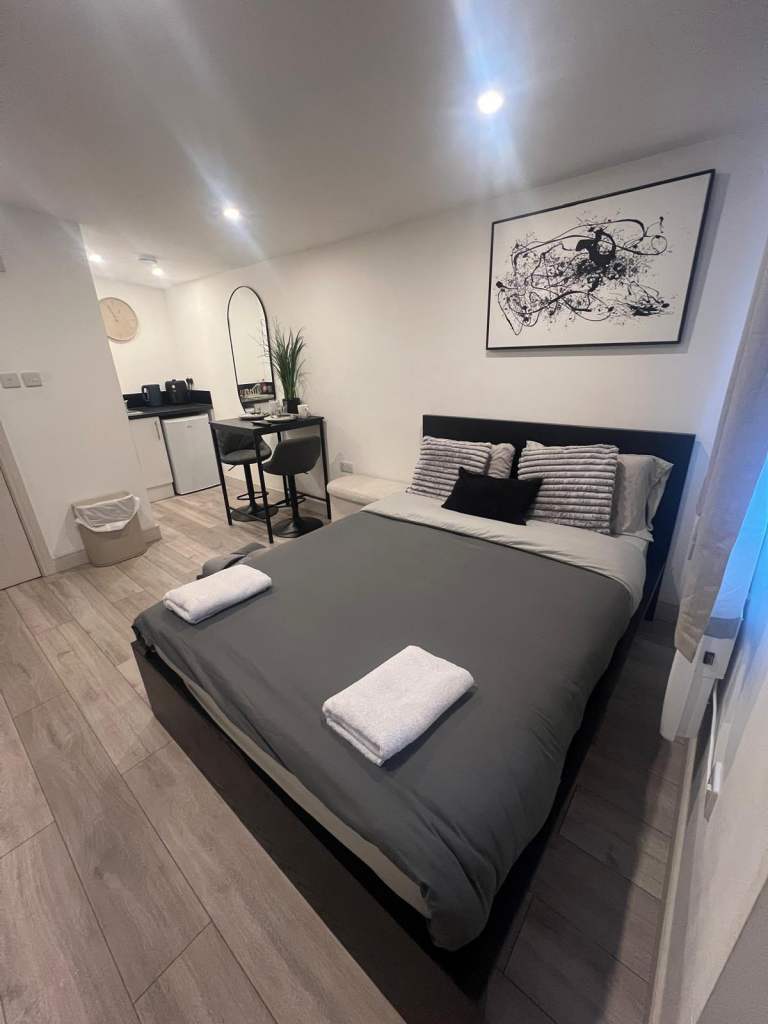 Spacious & Bright Private Room | 3 Min to Station & Local High St