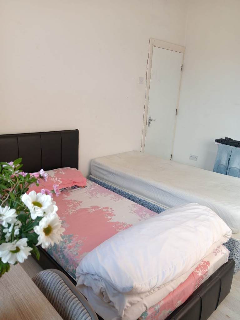 Double Room to let: In Stratford E15 4ES, all bills included and fully furnished.