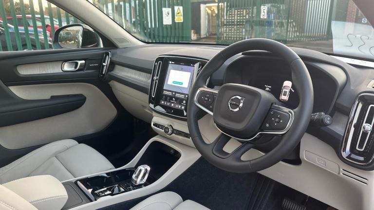  Volvo XC40 2.0 B4 MHEV Ultra Bright DCT Auto Euro 6 (s/s) 5dr Petrol/Electric Hybrid Automatic