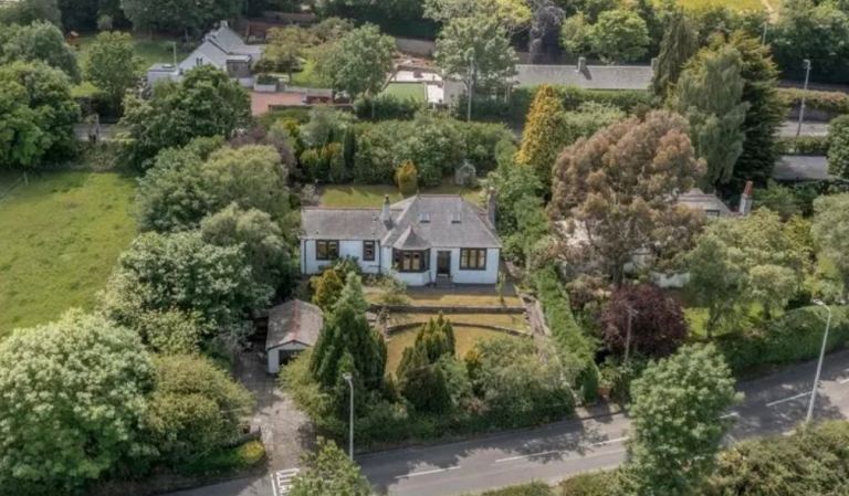 Beautifully Spacious 3 Bedroom Cottage with extensive gardens and easy access to Edinburgh