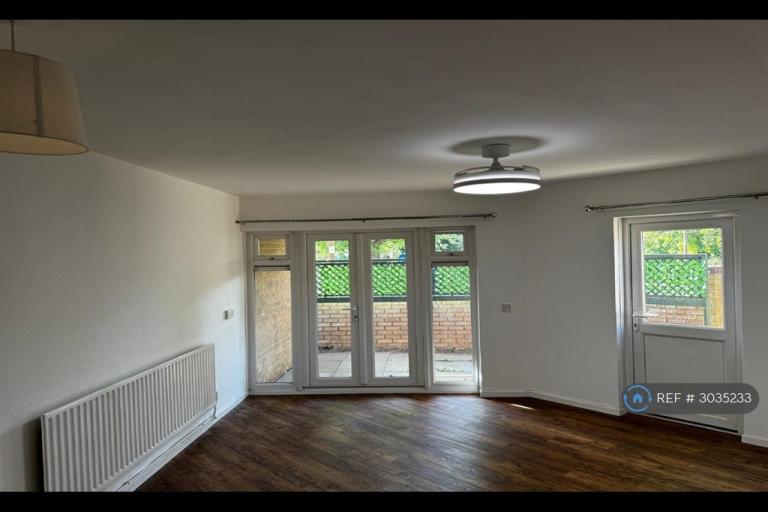 2 bedroom flat in Oldbrook, Milton Keynes, MK6 (2 bed) (#3035233)