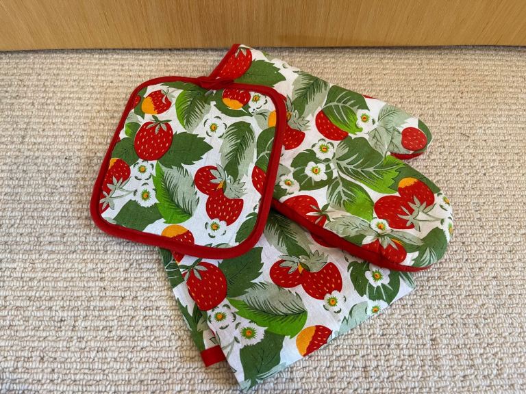 Brand New Kitchen Set: Tea Towel & Oven Mits