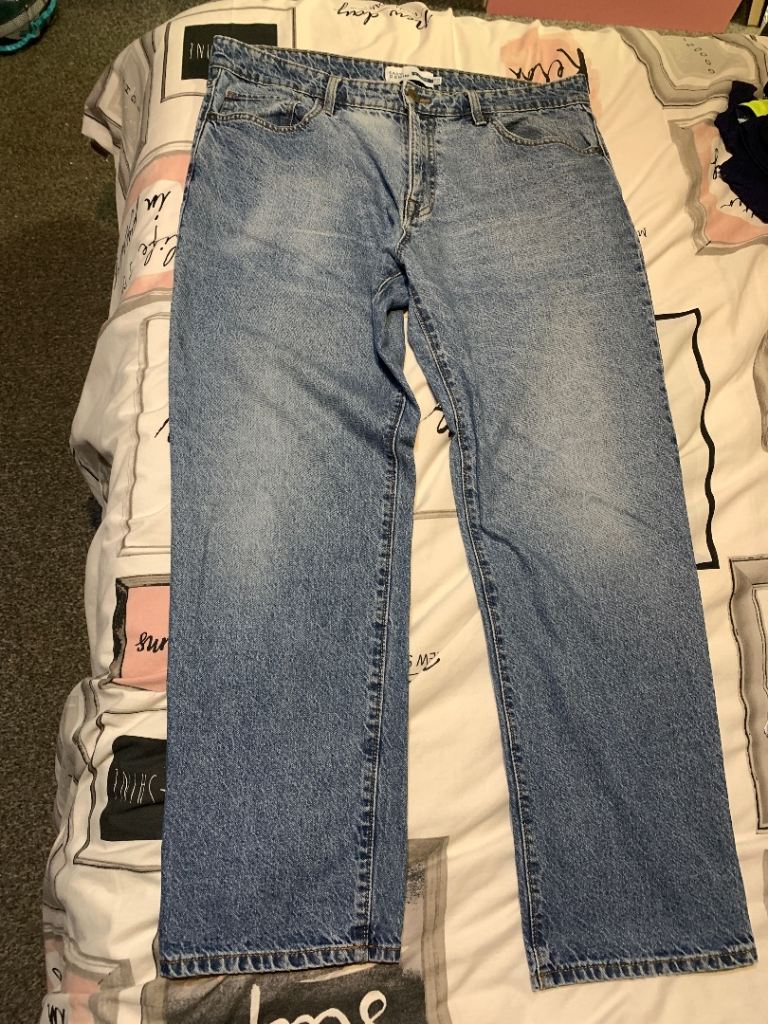 PAIR OF MENS DENIM BLUE STRAIGHT JEANS 