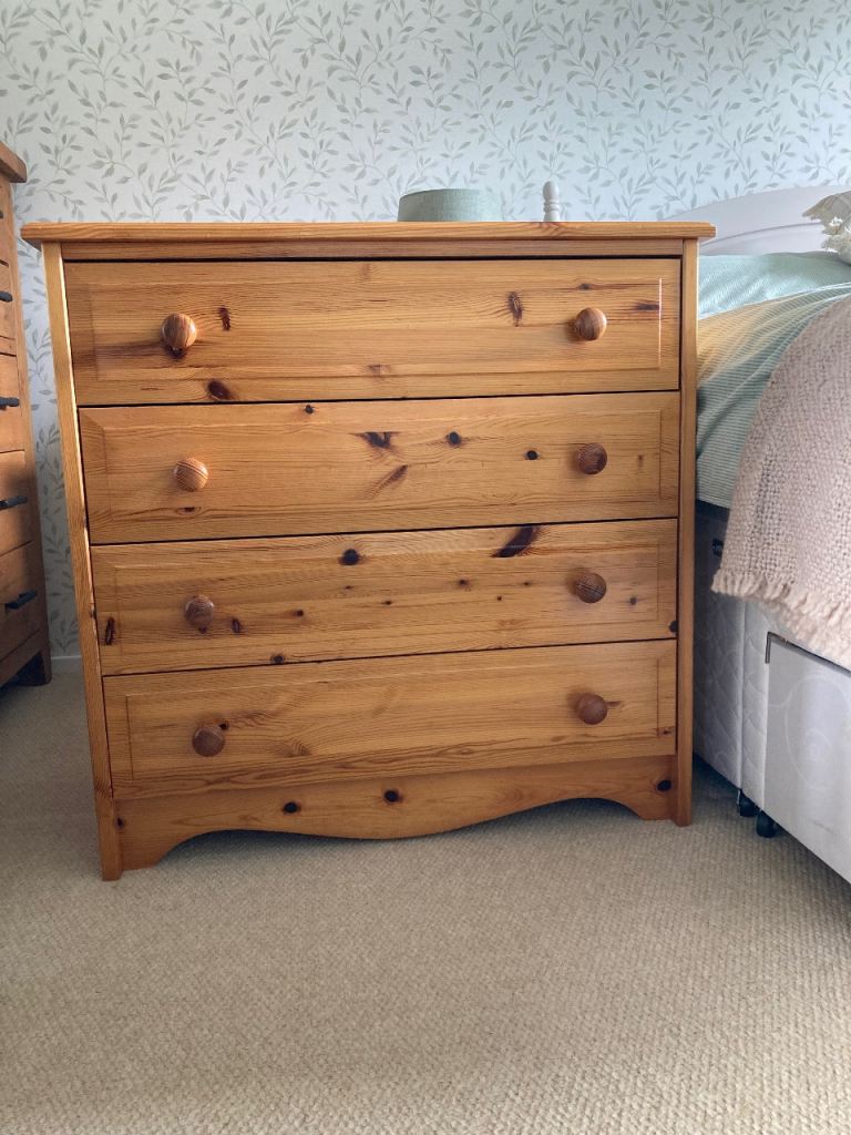 Solid wood 4 drawer chest of drawers 