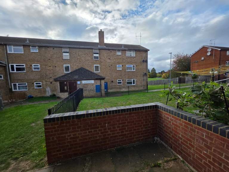 **Spacious**Parking**Ideal For Couple**Next To Parkland**Fitted Kitchen**