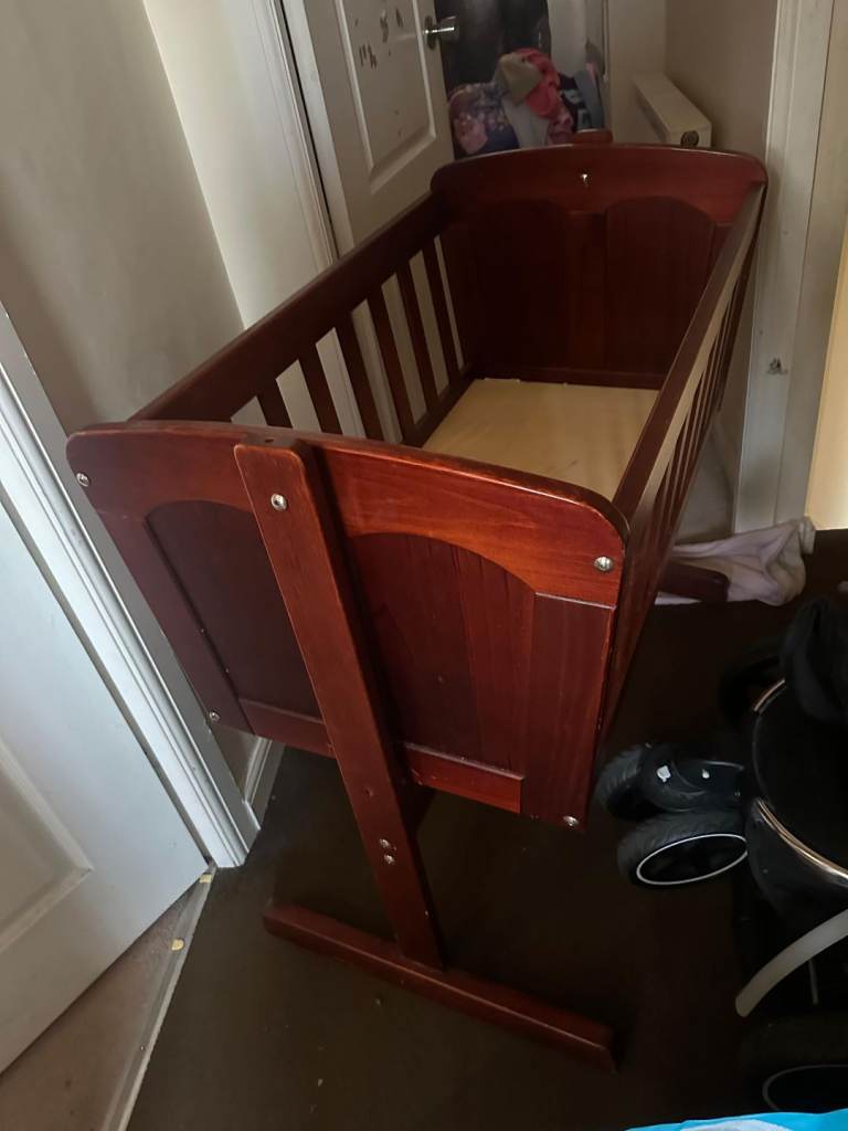 “Complete Baby Set – Car Seat, Stroller, and Wooden Crib Included”
