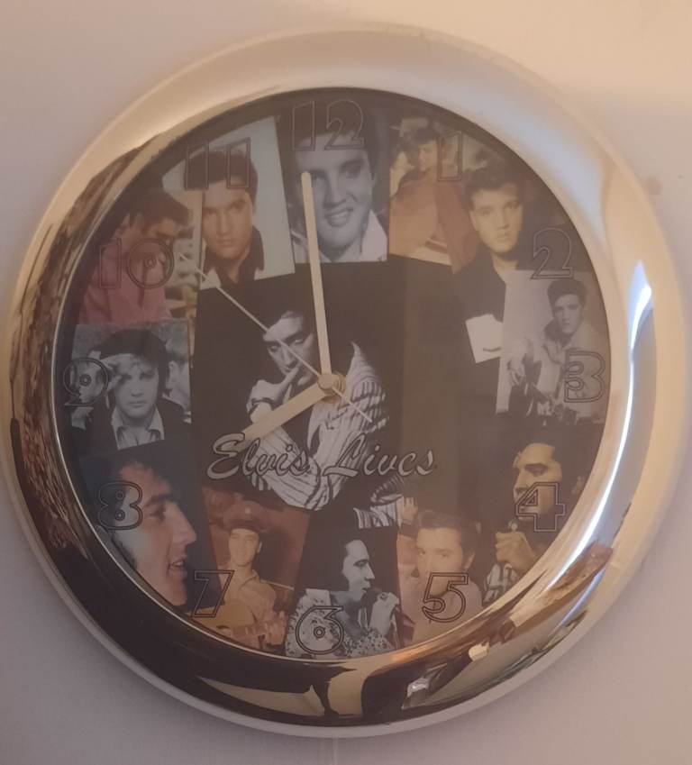Singing Elvis Lives Wall Clock – Good Condition
