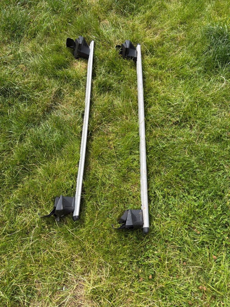 Thule roof bars fitted to Ford Focus 2018-