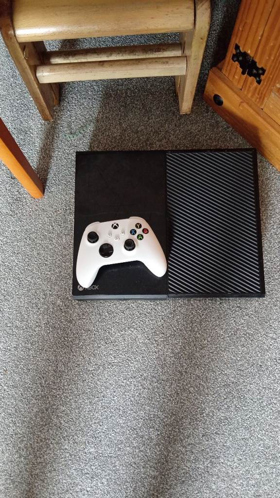 Xbox One Console with White Controller – Good Condition