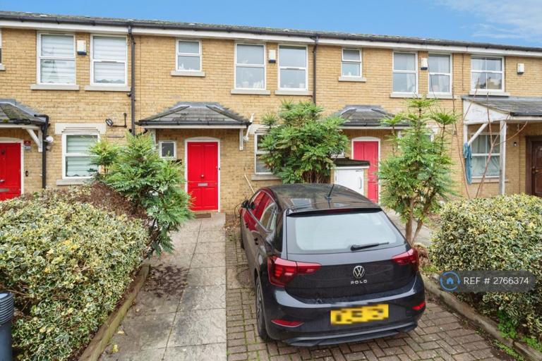 3 bedroom house in Clifden Mews, London, E5 (3 bed) (#2766374)