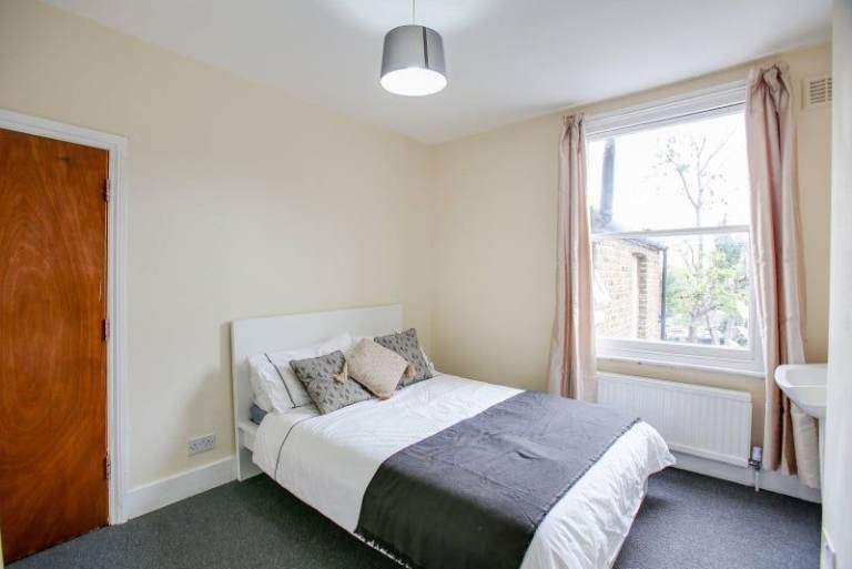 🌻AMAZING ROOM AVAILABLE FOR RENT - PRIME WEST LOCATION!!