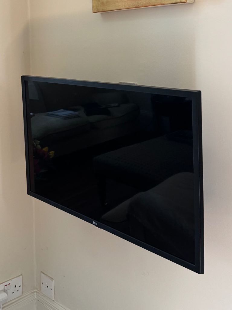 LG 32” Smart TV - full HD with swivel wall bracket
