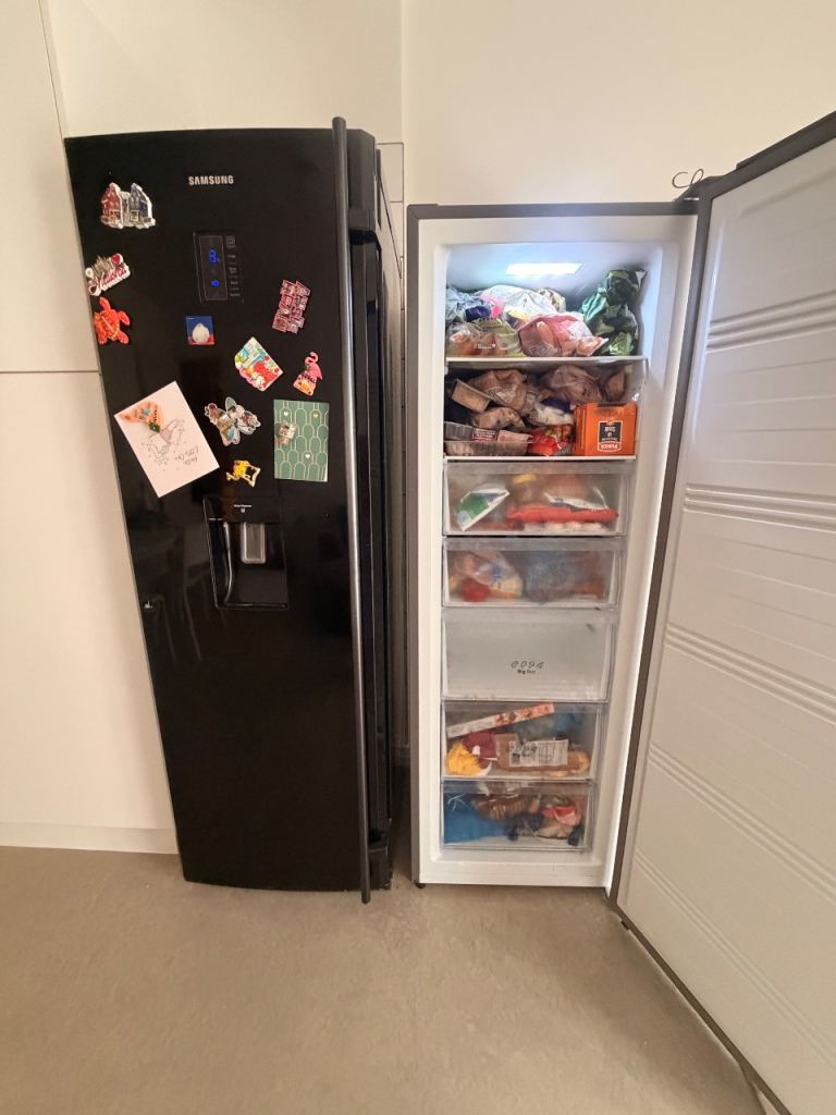 Samsung tall fridge with water dispenser 