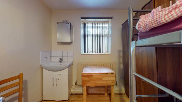 Room to rent on Chatsworth Road, London