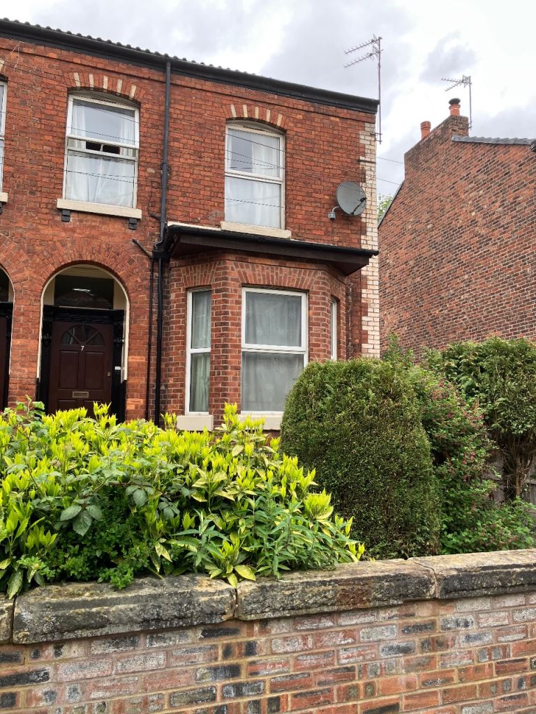 Single fully furnished bedsit