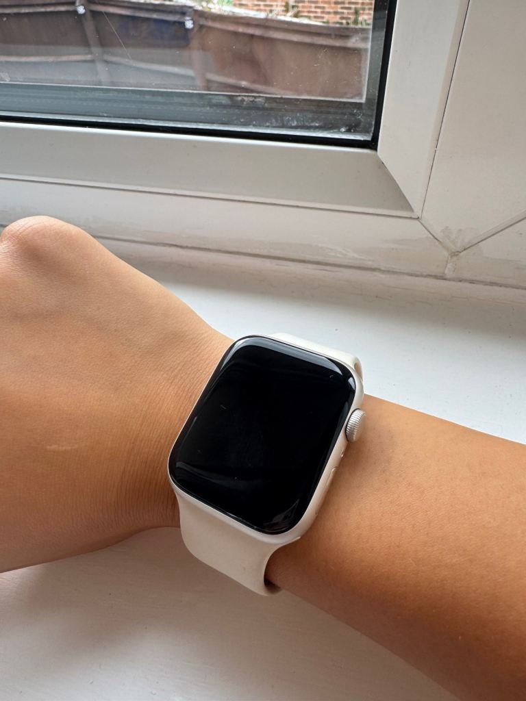 Apple Watch SE (2nd Gen) GPS 40mm – Starlight, As Good As New