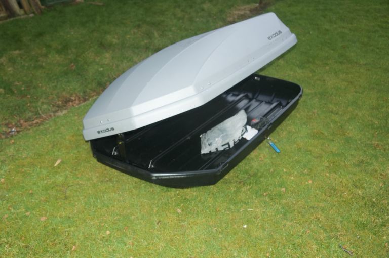 Halfords Exodus 470 ltr roof box and set of Thule Locking Roof Bars