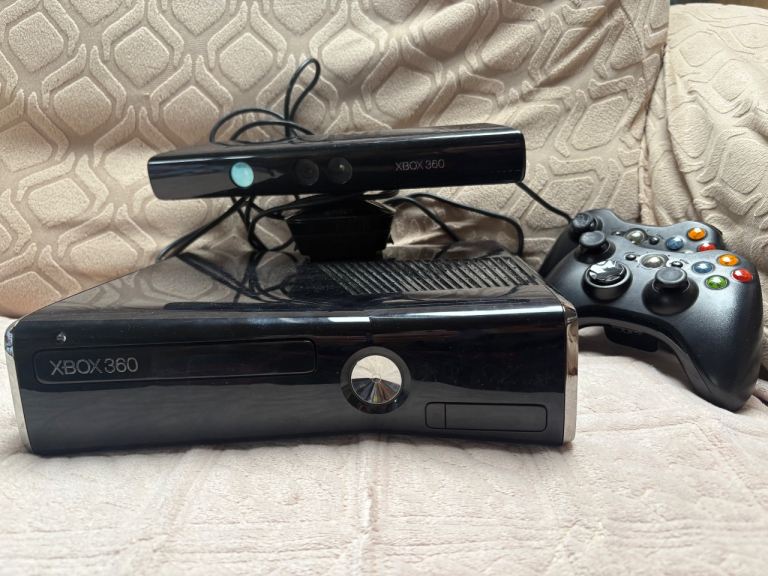 Xbox 360 S with two controllers and Kinect 