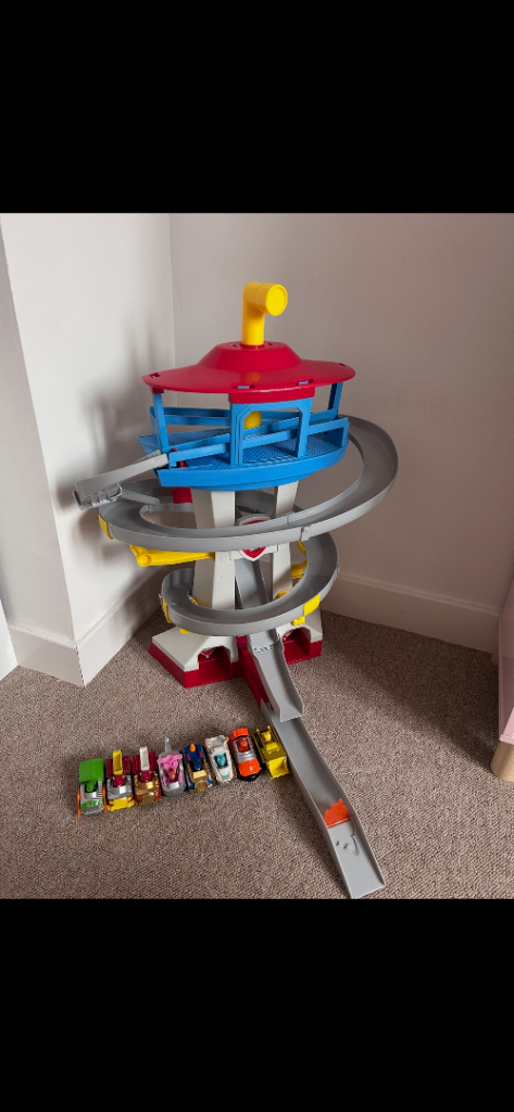 Paw Patrol True Metal Adventure Bay Rescue Way Playset with 8 Cars
