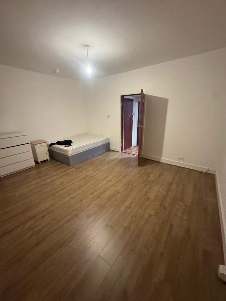 Large First Floor Studio Flat to Rent, Allen Road, Hackney N16