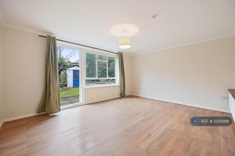 3 bedroom flat in Glamis Court, London, W3 (3 bed) (#2001998)