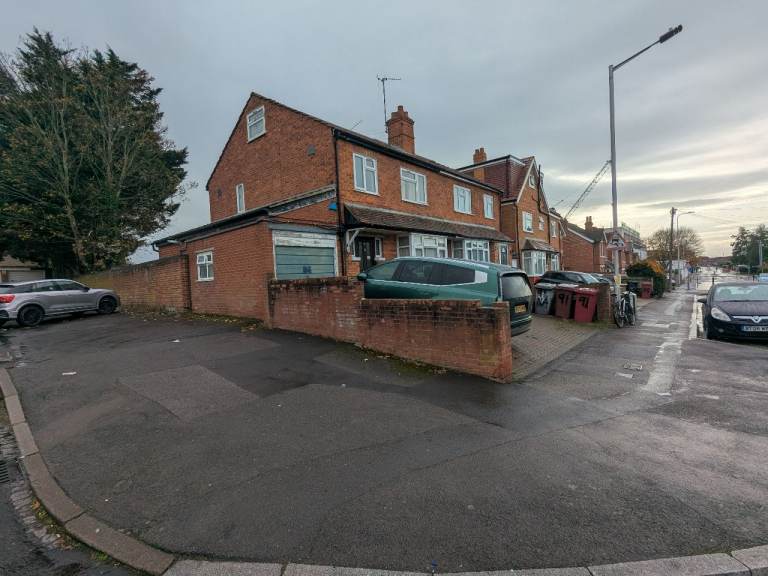 Pets Considered, Spacious 5 Double Bedroom, 2 Bath Semi, 1 Spare Room, Off Road Parking x3