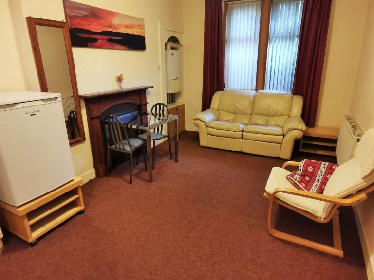 Ground Floor one bedroom flat with small boxroom near fountain park Available now
