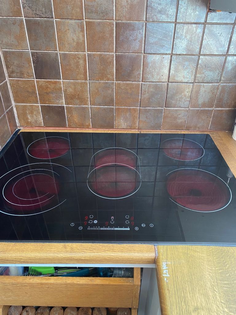 Large ceramic electric hob