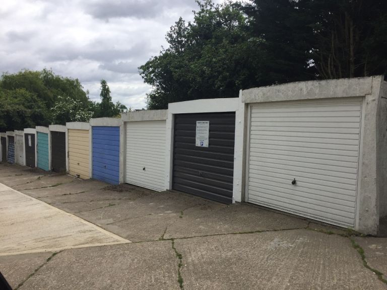 GARAGE TO LET
