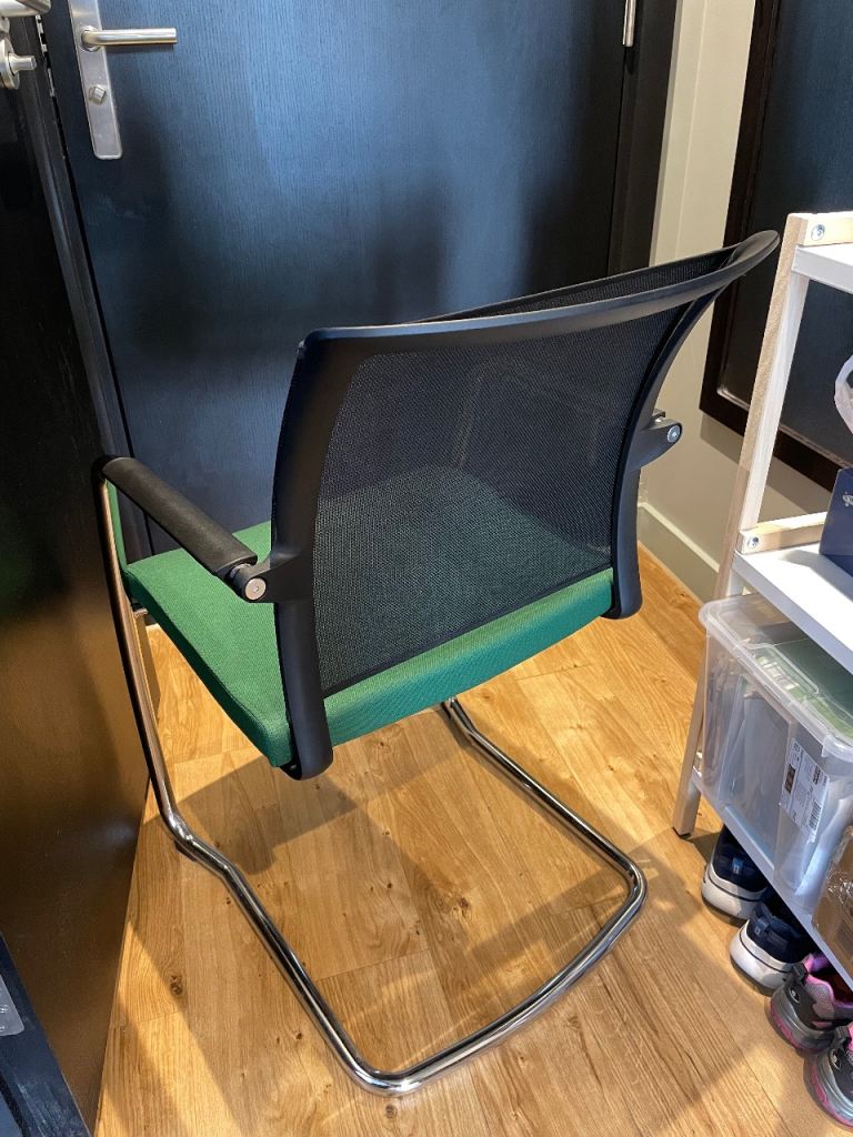 NINO mesh-back meeting / office chair – excellent condition £60