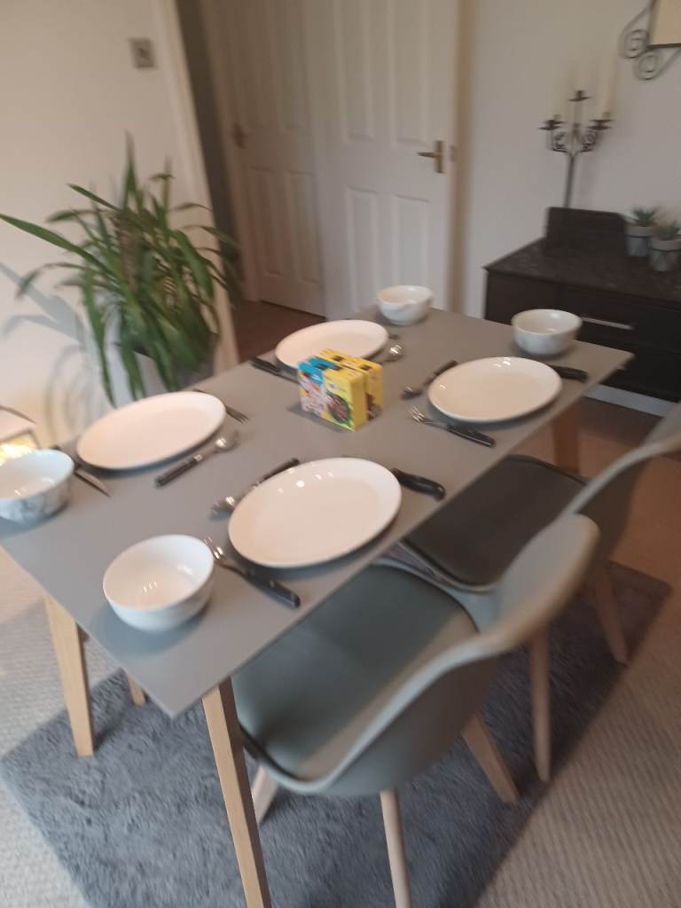DINING / BREAKFAST TABLE & CHAIRS AND A BENCH SEAT. GREAT FOR FAMILY. GREAT CONDITON. CAN DELIVER.