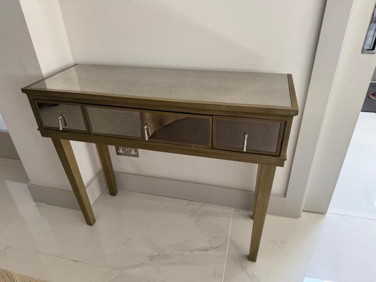 Stunning Feather & Black Gatsby Mirrored Silver Console Table in like new condition