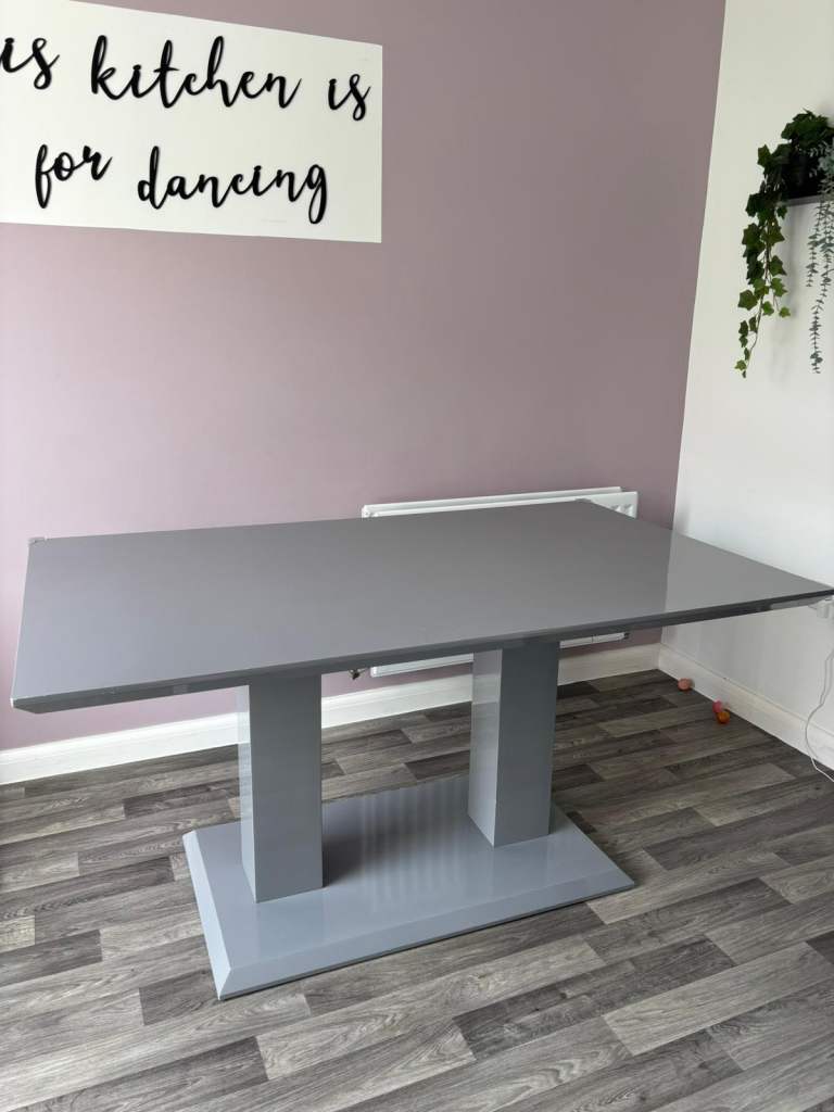 6 place Dining Room Table