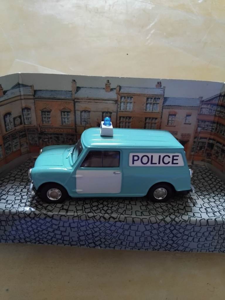 Corgi Morris Mini Van 96951.