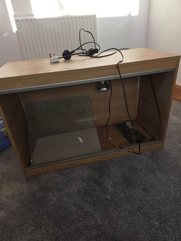 Reptile enclosure 