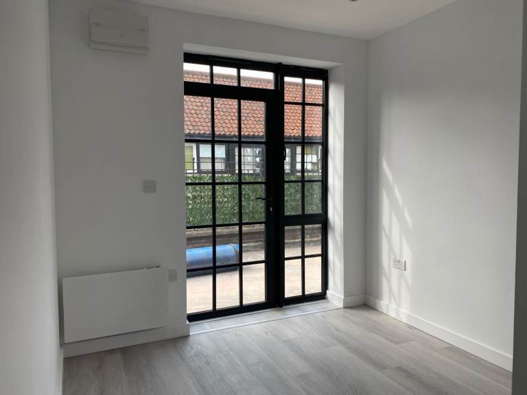 Beautiful newly decorated first floor large One Bedroom Flat in a great location in Tottenham, N17.