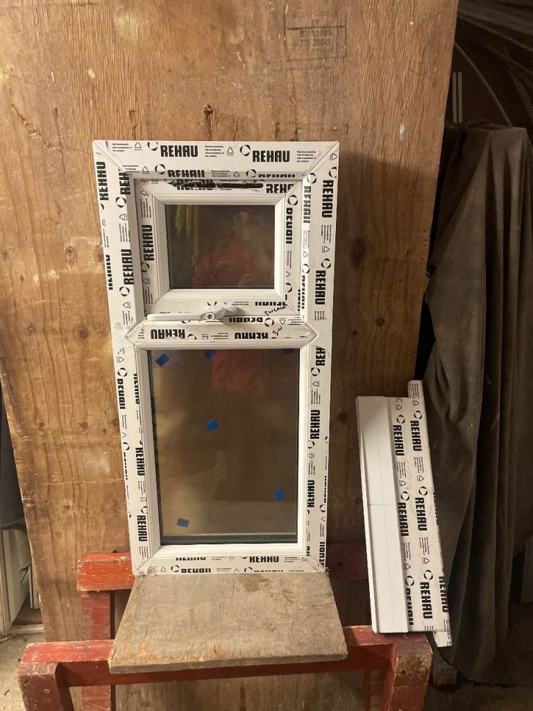 H 89.5 x W 42.5 cm-SMALL BRAND NEW REHAU UPVC DOUBLE GLAZED WINDOW OBSCURE (BATHROOM) (REF: SJ477) 