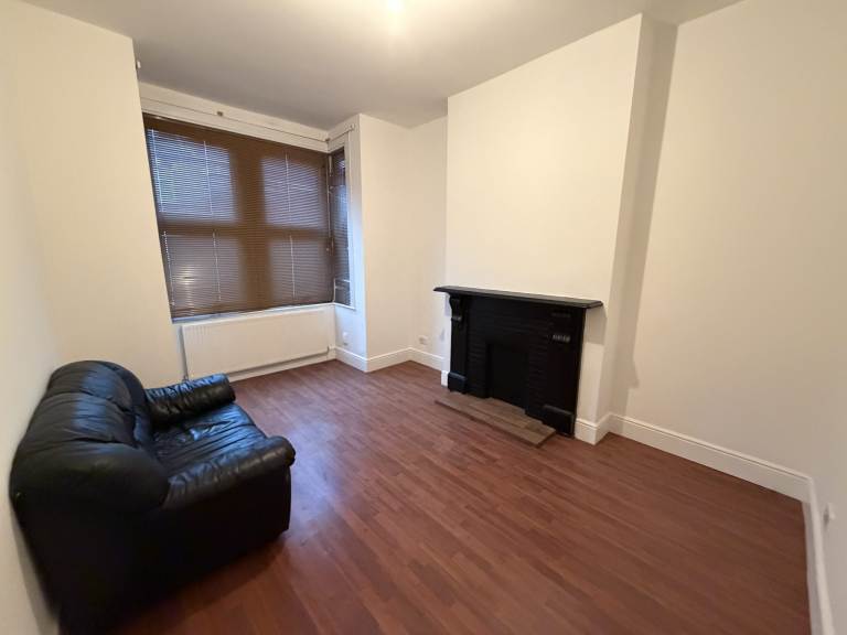 2 bedroom house in 2/3 Bedroom Terraced House – Queens Road, Bounds Green N11
