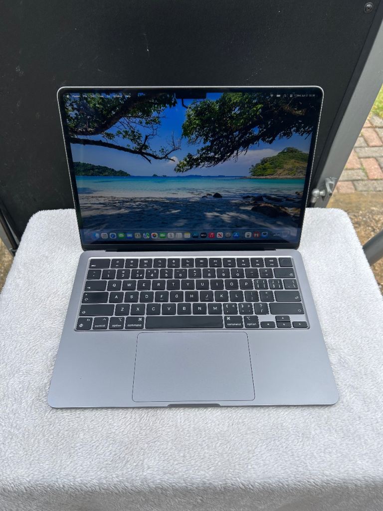 (Superb Condition) MacBook Air 13” M2 - 100% Battery - 8GB - 256GB