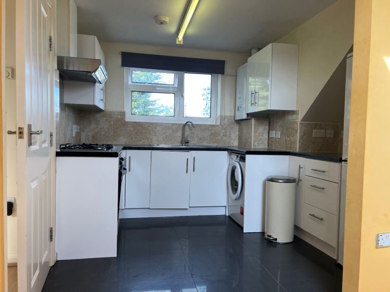 2 Bedroom one bathroom flat located NW4