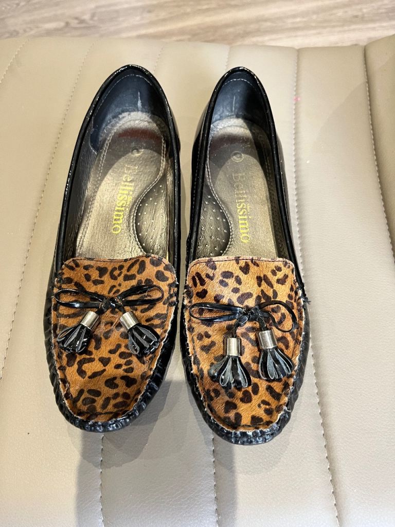 Bellísima Black patent and leopard print loafers