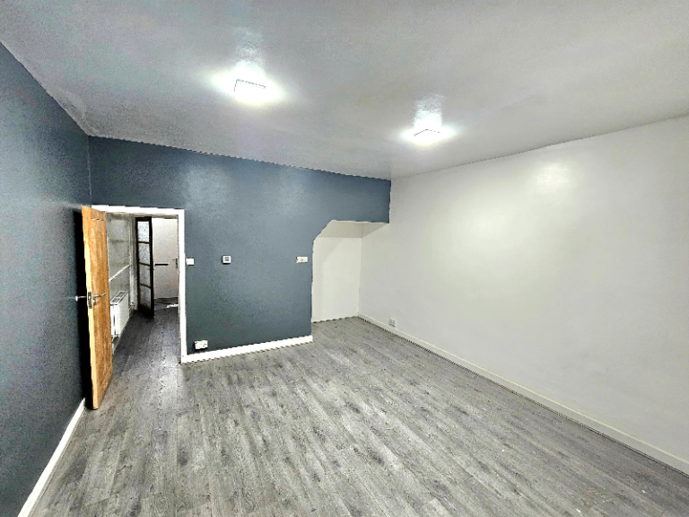 Single/Double rooms fully furnished available for short term or long term 