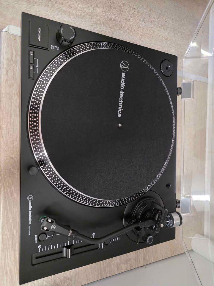Audio Technica AT-LP120XUSB turntable